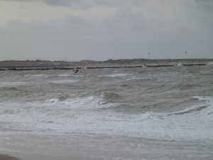 ... Surfer genießen den Sturm
